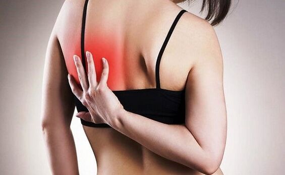 Dolor debajo del omóplato izquierdo desde atrás.