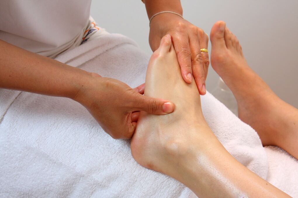 Masaje de tobillo para la osteoartritis.