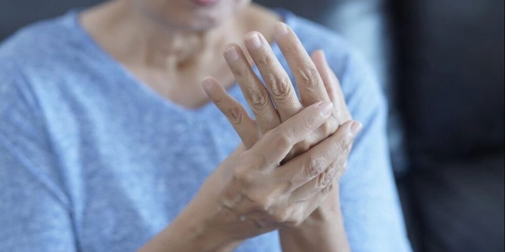 La osteoartritis se manifiesta como calambres musculares, ligera hinchazón y dolor en las articulaciones de los dedos.