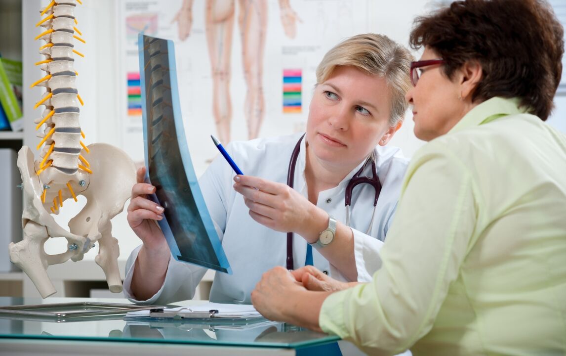 El médico da recomendaciones para la osteocondrosis cervical.