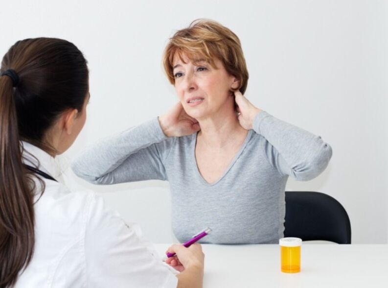 en una cita con el médico para la osteocondrosis cervical